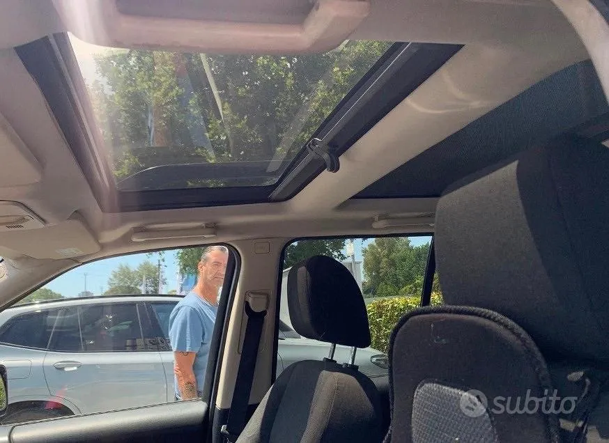 Land Rover Freelander 2011 photo 4