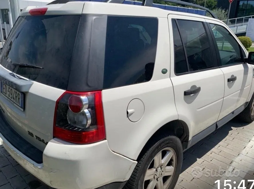 Land Rover Freelander 2011 photo 2