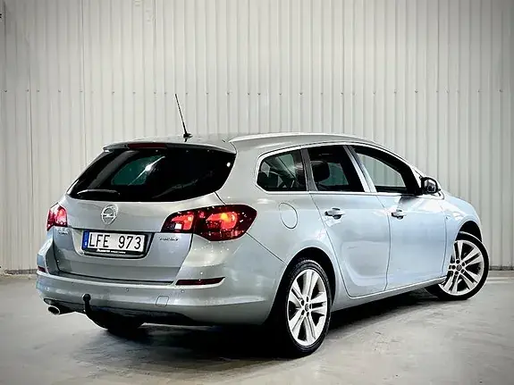 Opel Astra 2011 photo 2