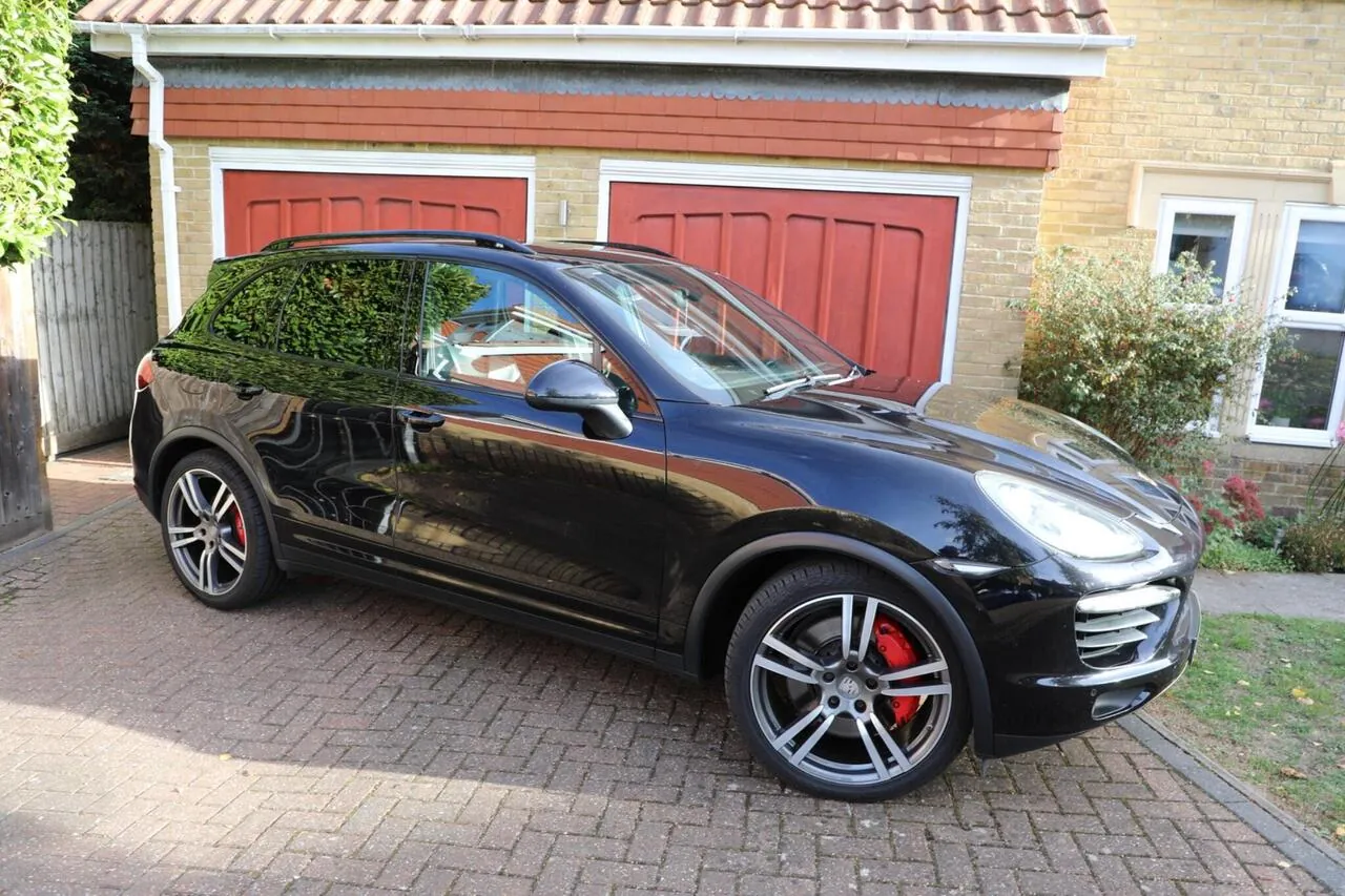 Porsche Cayenne Turbo 2011 photo 2