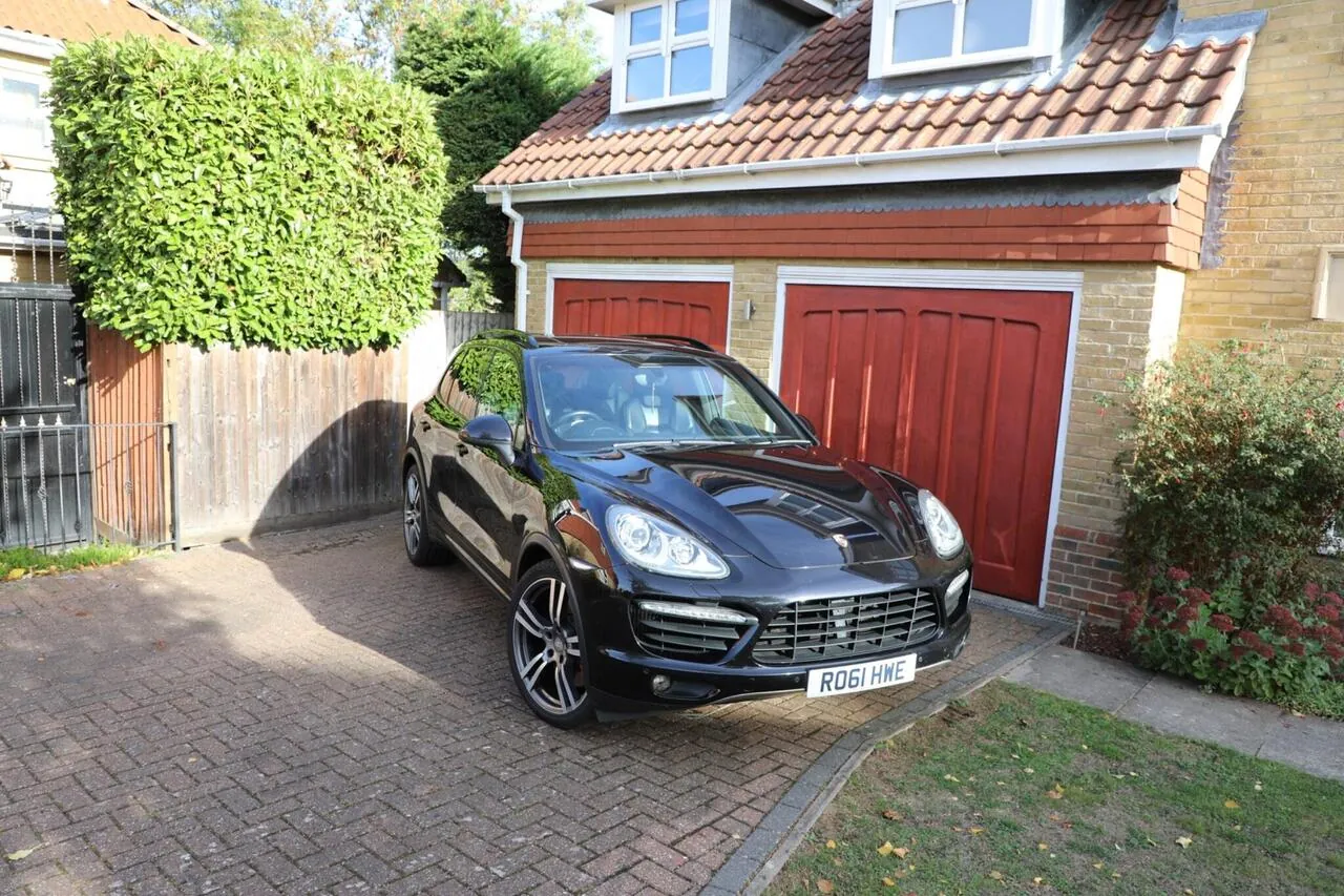 Porsche Cayenne Turbo 2011 photo 3