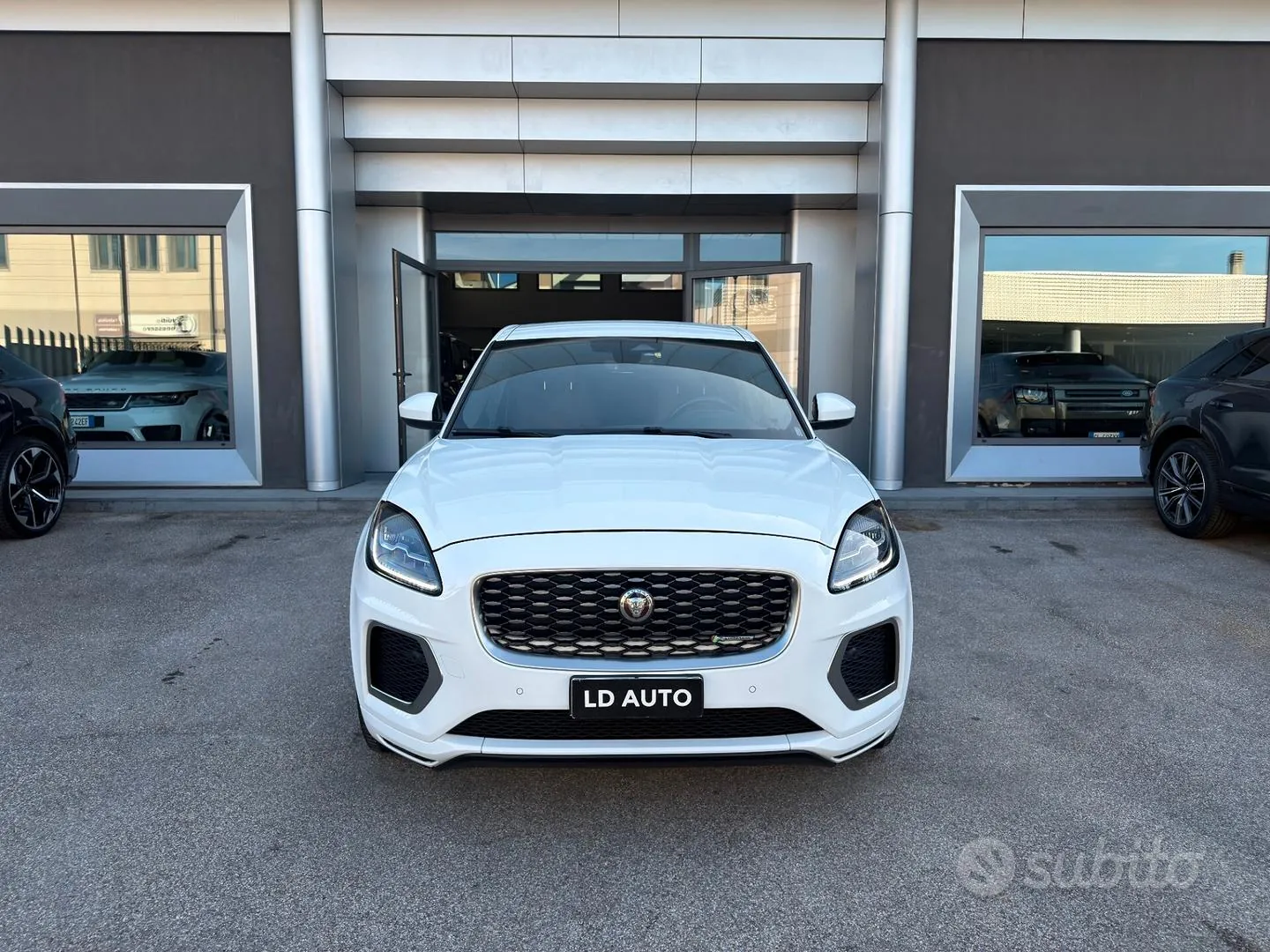Jaguar E-Pace 2022 photo 2