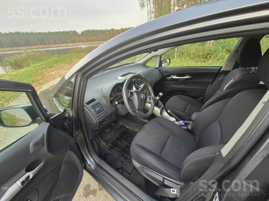 Toyota Auris 2012 photo 2