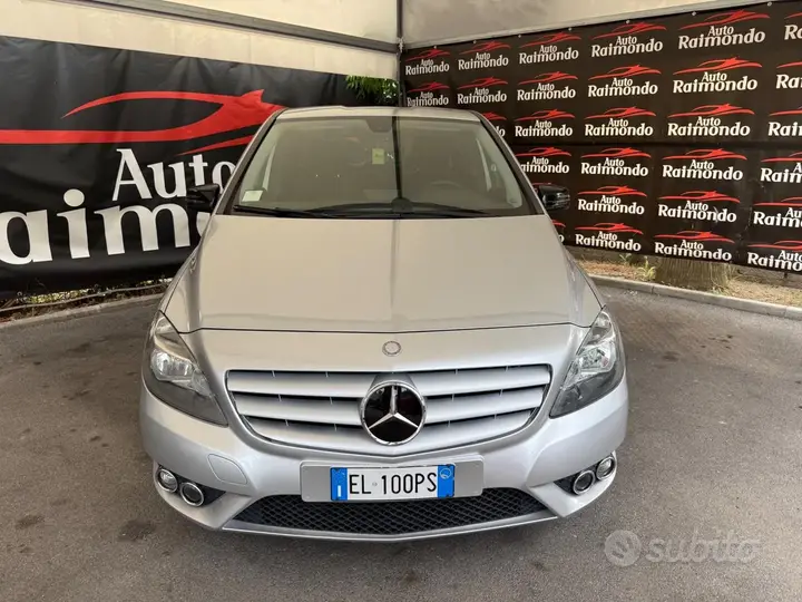 Mercedes-Benz B 180 2012 photo 2