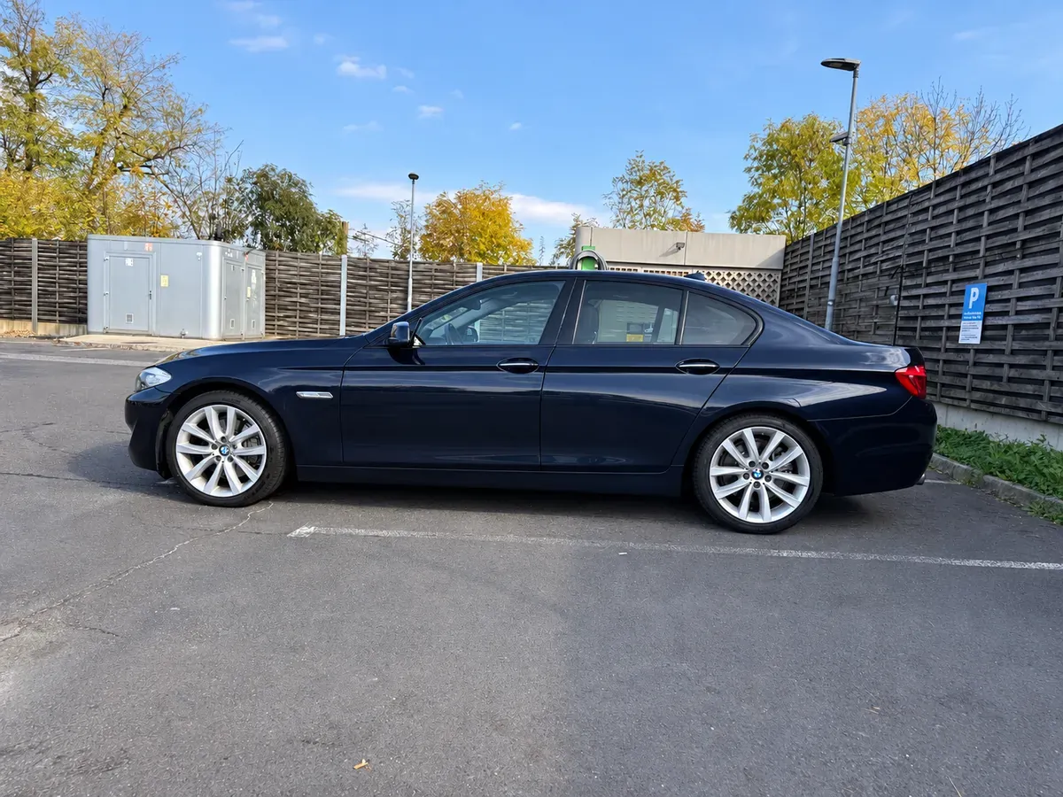 BMW 5 Series 2011 photo 2