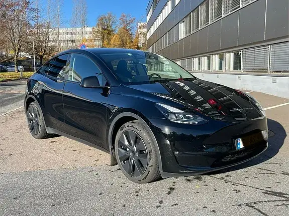 Tesla Model Y 2025 photo 2