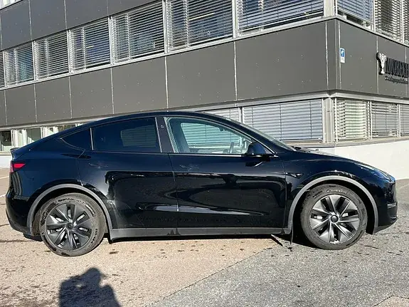 Tesla Model Y 2025 photo 3