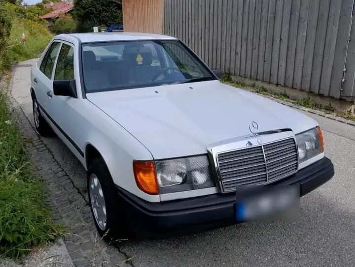 Mercedes-Benz 230E