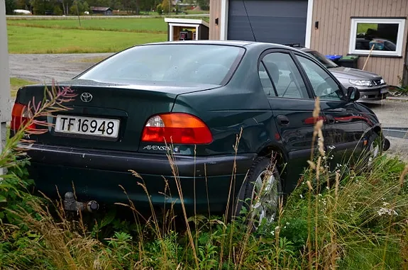 Toyota Avensis 1999 photo 2