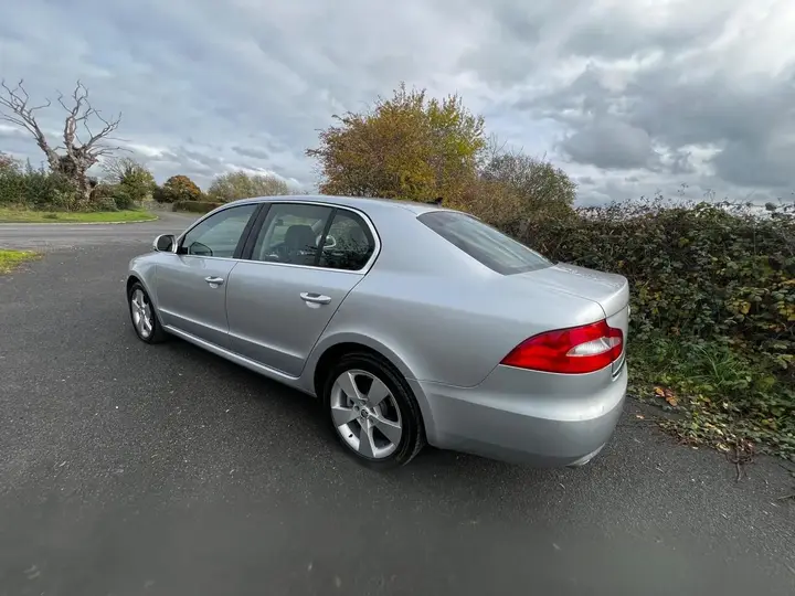Skoda Superb 2010 photo 5