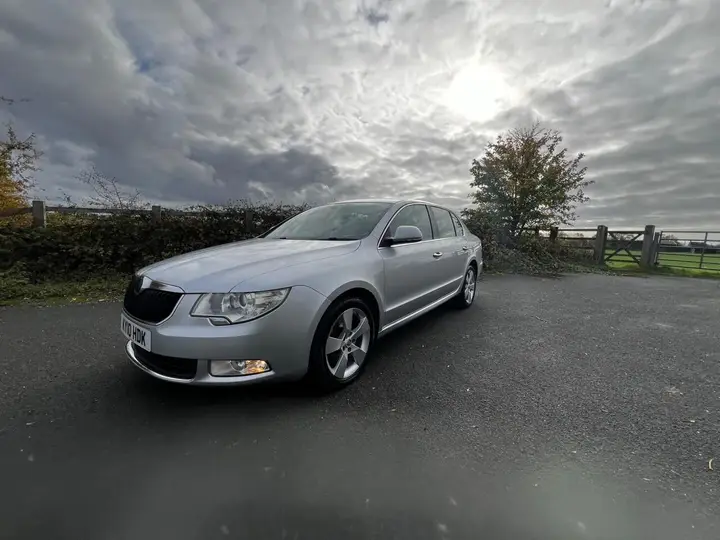 Skoda Superb 2010 photo 4