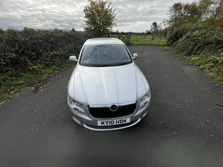 Skoda Superb 2010 photo 2
