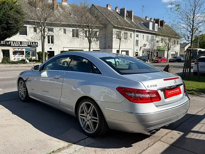 Mercedes-Benz E-Class 2011 photo 3