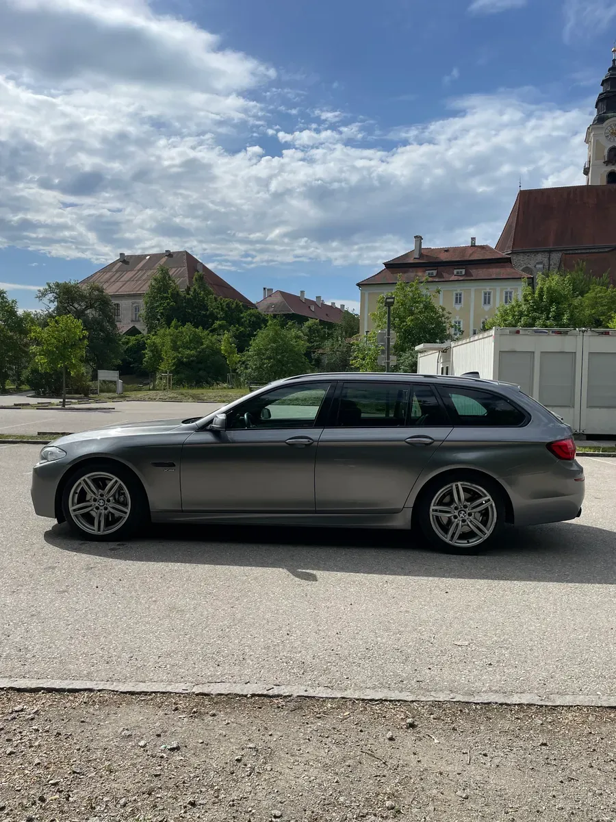 BMW 5 Series 2012 photo 2