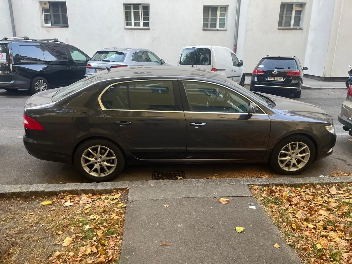 Skoda Superb 2009 photo 2
