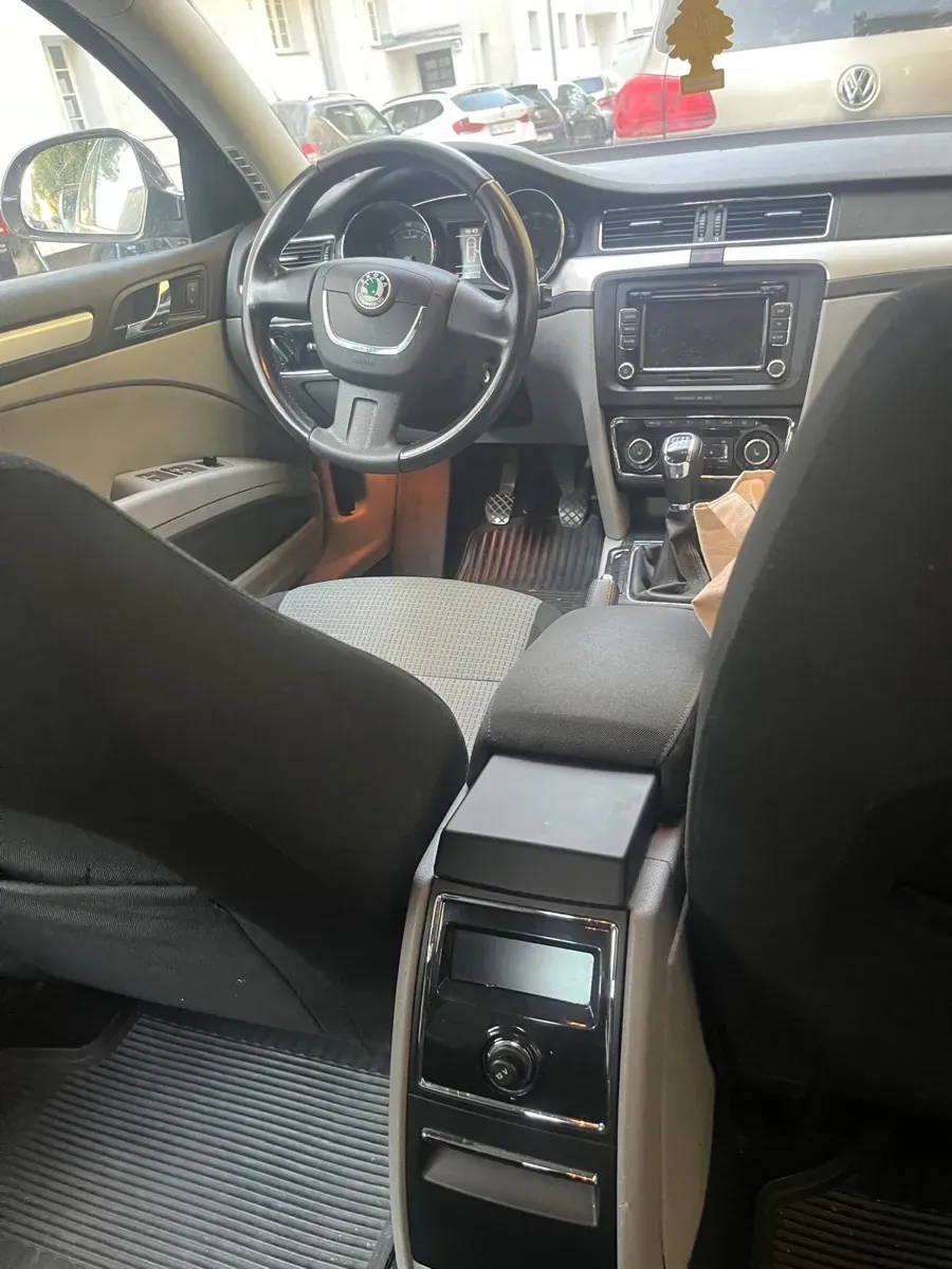 Skoda Superb 2009 photo 3