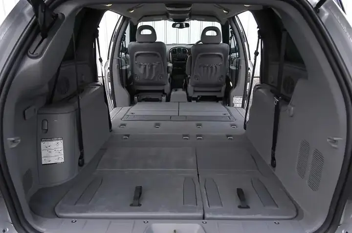 Chrysler Grand Voyager 2006 photo 2