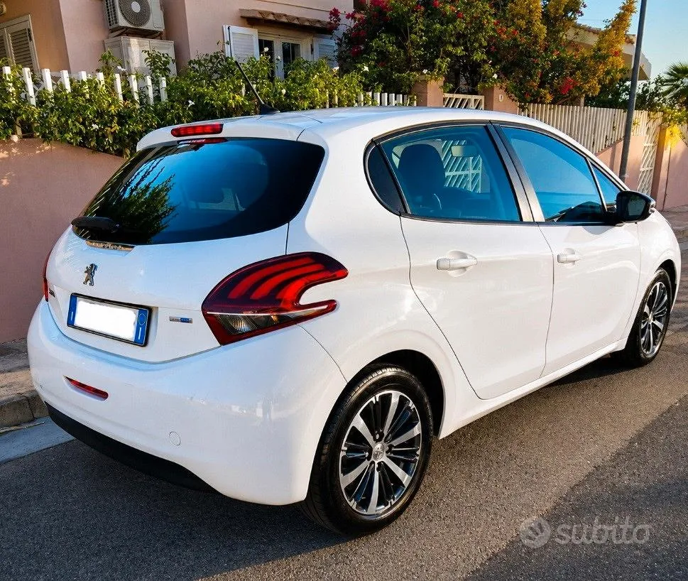 Peugeot 208 2015 photo 5
