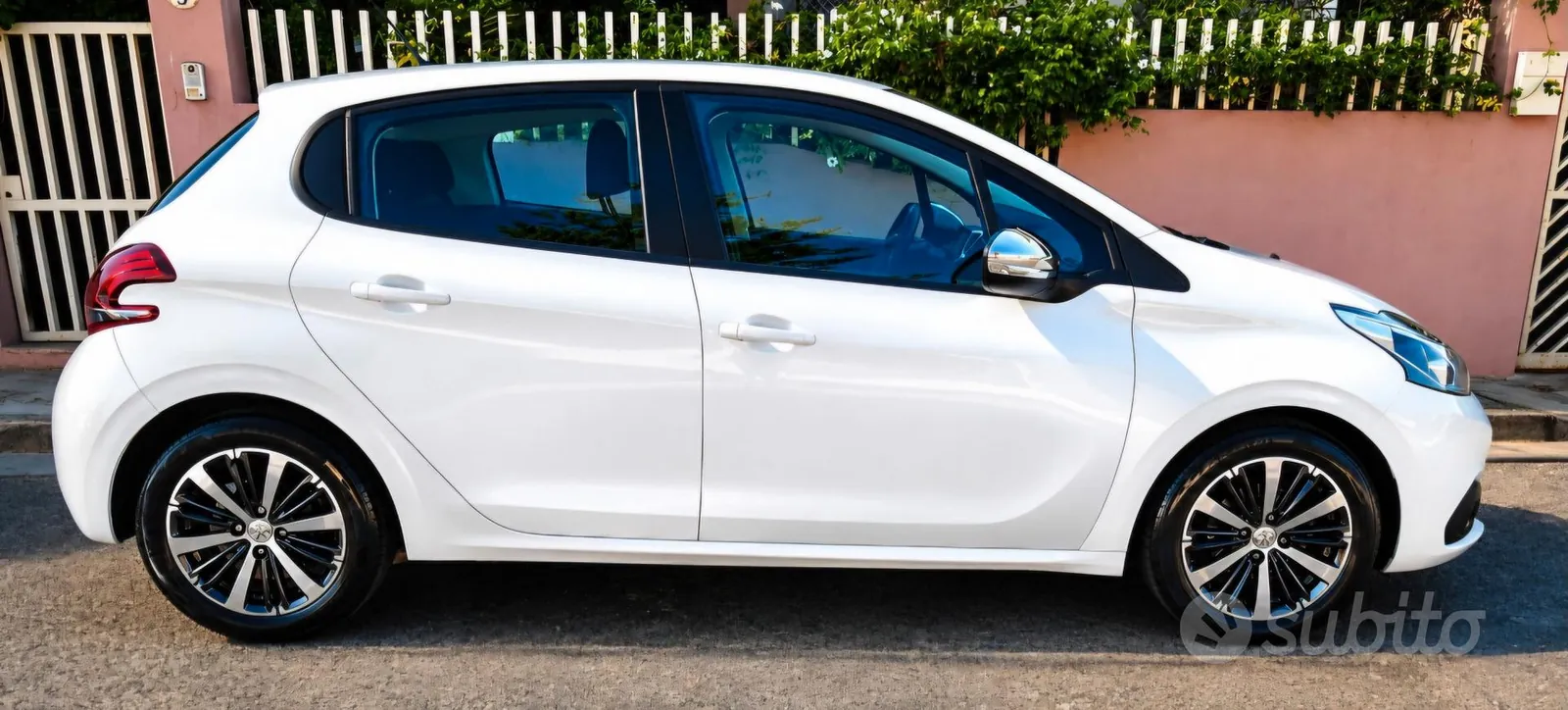 Peugeot 208 2015 photo 3