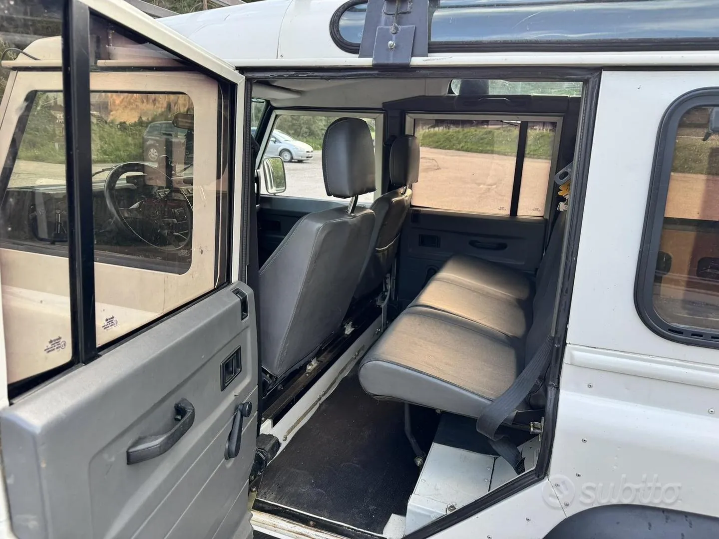 Land Rover Defender 2002 photo 5