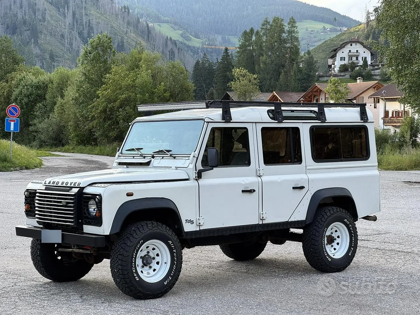 Land Rover Defender 2002 photo 2