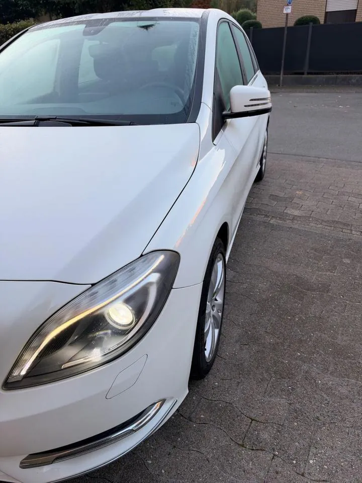 Mercedes-Benz B 180
