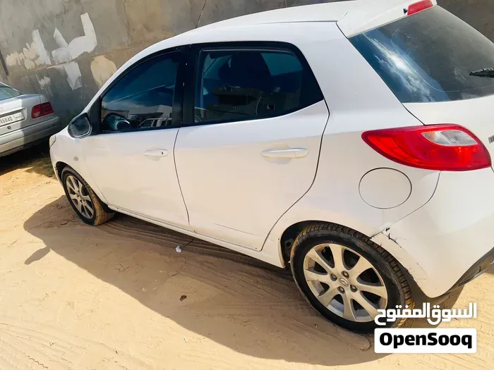 Mazda 2 2010 photo 2