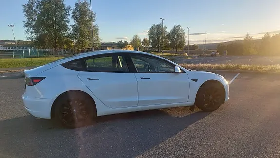 Tesla Model 3 2023 photo 3