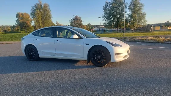 Tesla Model 3 2023 photo 2