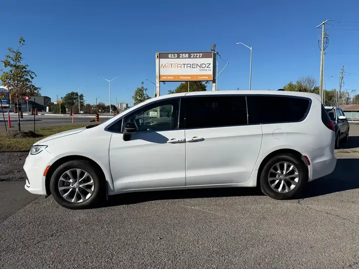 Chrysler Pacifica 2026 photo 2
