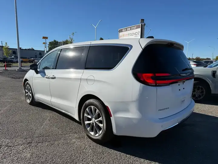 Chrysler Pacifica 2026 photo 3