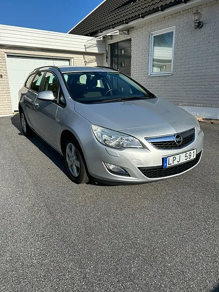 Opel Astra 2011 photo 2