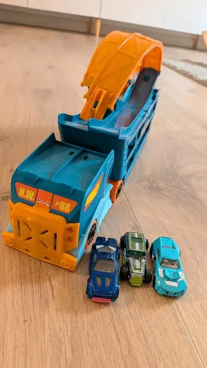 Hot Wheels Stunt & Go Transporter