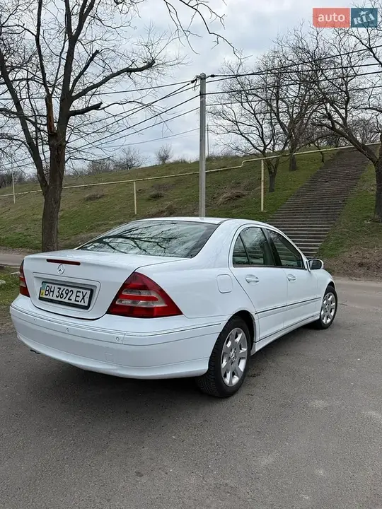 Mercedes-Benz C-Class 2004 photo 2