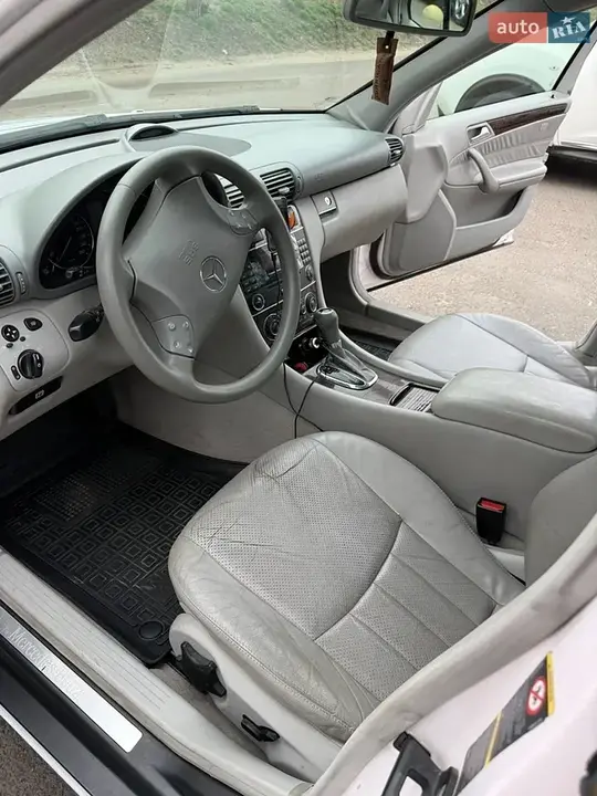 Mercedes-Benz C-Class 2004 photo 4