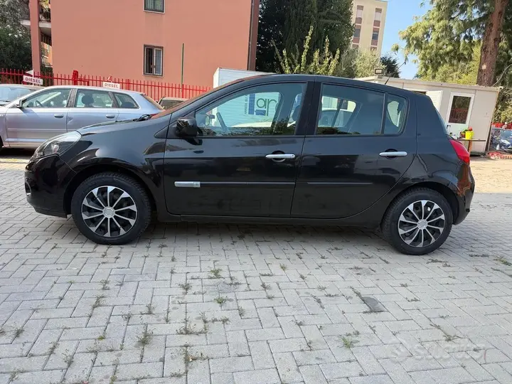 Renault Clio 2010 photo 4