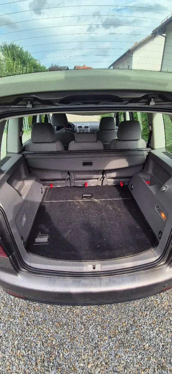 Volkswagen Touran 2009 photo 3