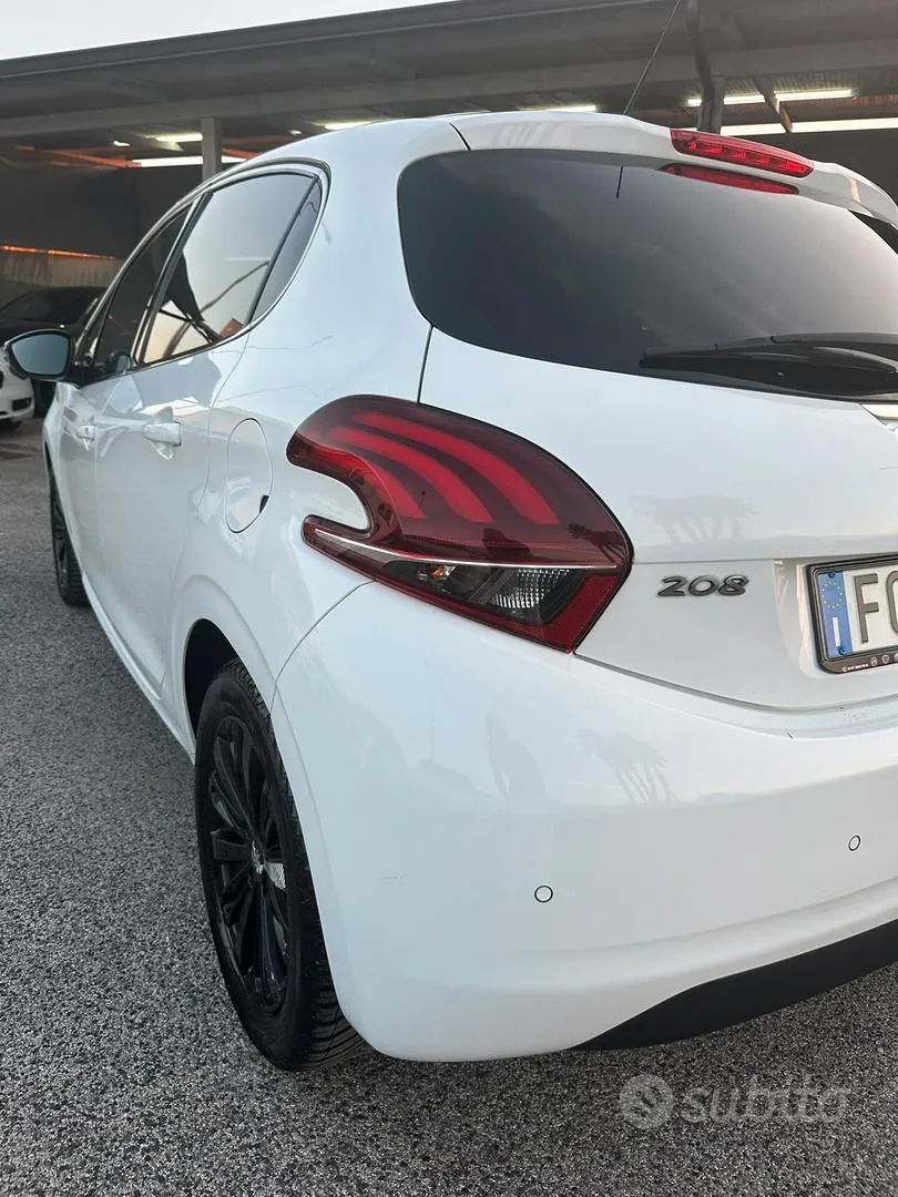 Peugeot 208 2015 photo 5