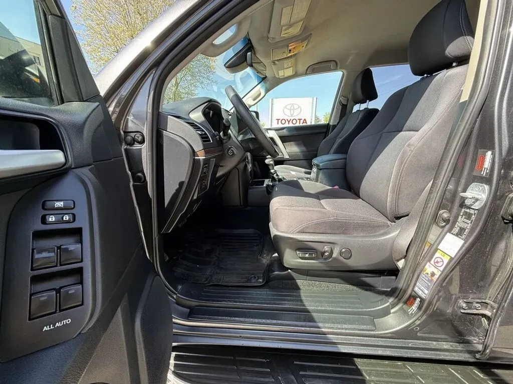 Toyota Land Cruiser 2017 photo 3