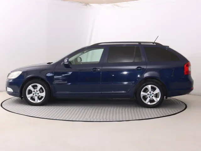 Skoda Octavia Combi 2013 photo 2