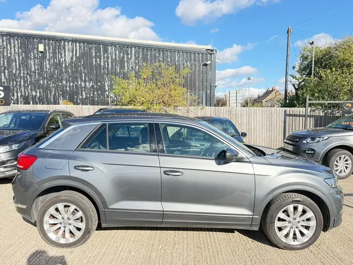 Volkswagen T-Roc 2020 photo 2