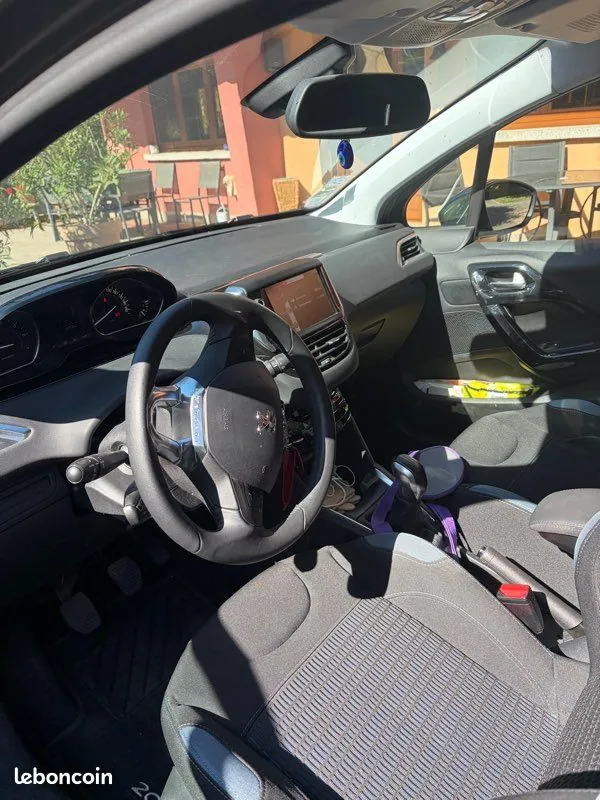 Peugeot 208 2014 photo 2