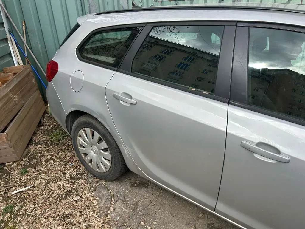 Opel Astra 2012 photo 2