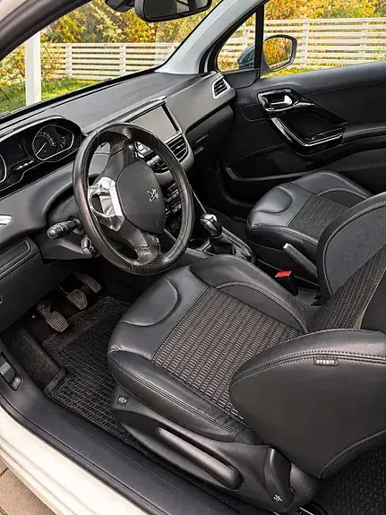 Peugeot 208 2012 photo 4