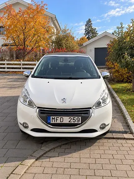 Peugeot 208 2012 photo 2