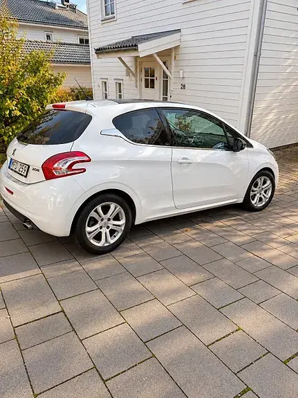 Peugeot 208 2012 photo 3