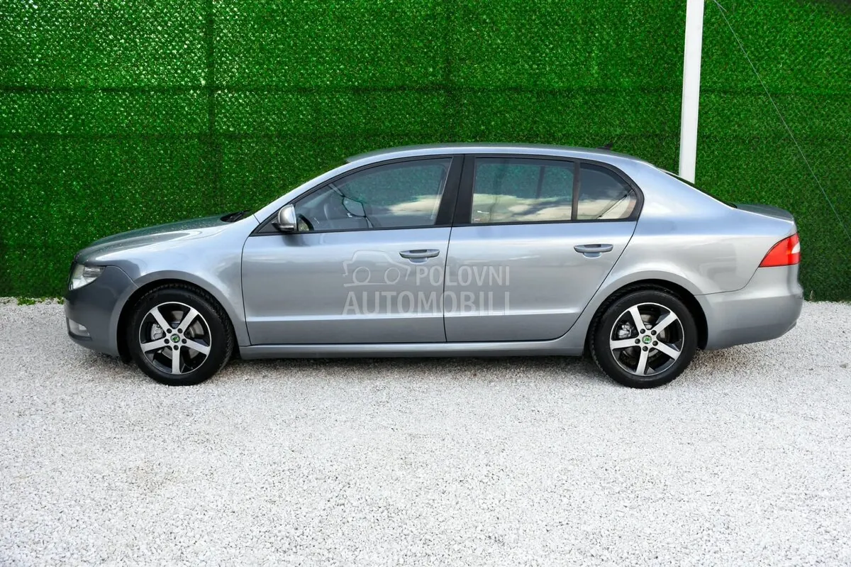 Skoda Superb 2012 photo 2