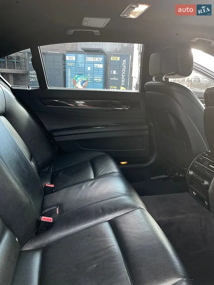 BMW 7 Series 2012 photo 2