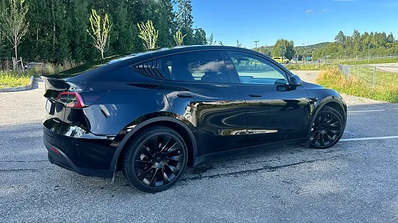 Tesla Model Y 2023 photo 3