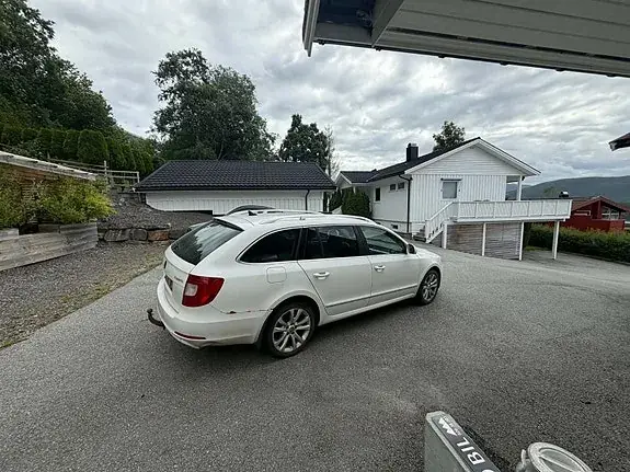 Skoda Superb 2012 photo 2